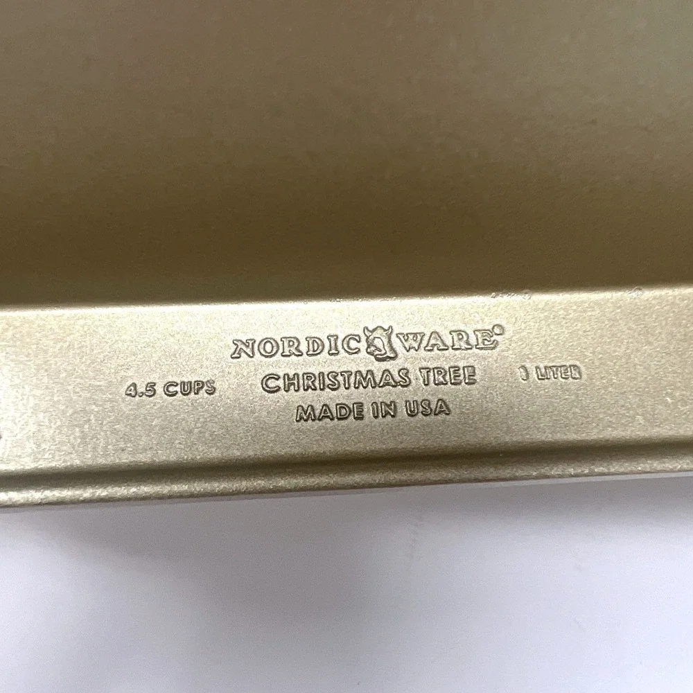 Nordic Ware 3D Christmas Tree Cake Pan Mold‎ Made In USA Cast Aluminum Clean